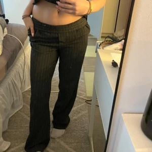 Randiga Kostymbyxor  - Ett par söta kostymbyxor i färgen mörkgrå och vita små streck. Super sköna. ( jag viker ner kanten så de blir lågmidjade, är egentligen högmidjade) 