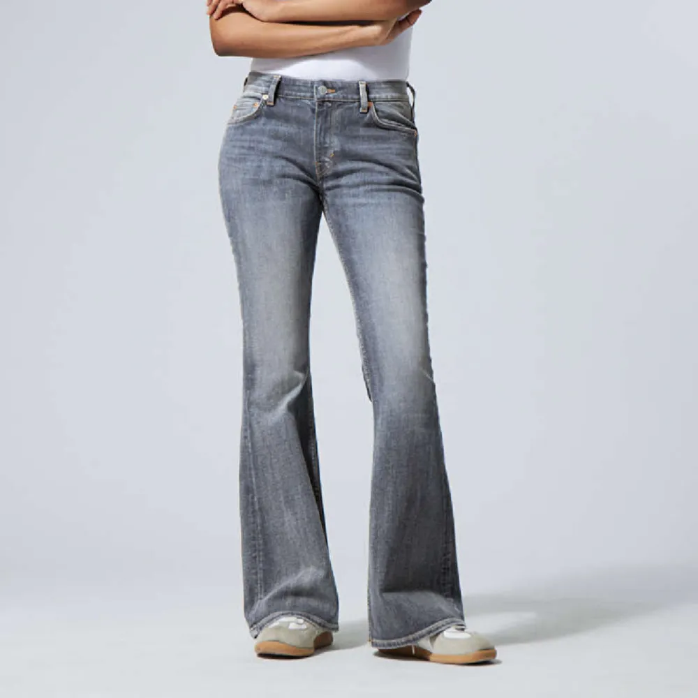 Flame low flared jeans från weekday, köpta här på Plick men säljer då dem inte kommer till användning. Inprinsip helt i nyskick💗storlek 27/34, nypris 590kr. Jeans & Byxor.