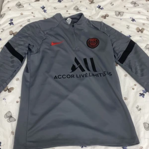 Psg - En psg tröja 10/1 skick knappt använt den är äkta och pris kan diskuteras.Den är i storlek S/M den är slutsåld överallt 