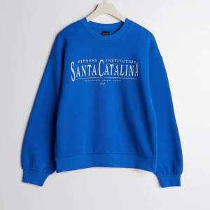 Säljer den här sweatshirten från Gina tricot. Använd 3-4 ggr. Jättebra skick❤️