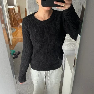 Svart tjocktröja - Fin tröja med fina detaljer!