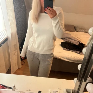 Vit stickad  - Säljer denna supersnygga och knappt använda stickade tröja från vila! Storlek s❤️