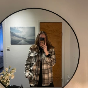 Jacka - Tunn jacka i storlek xs, från H&M.  Kvalitet som ny! 