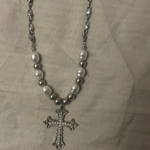 Cross necklace  - precis köpt. det har skit snygga diamanter på den och pärlor (säg till om du vill ändra priset)