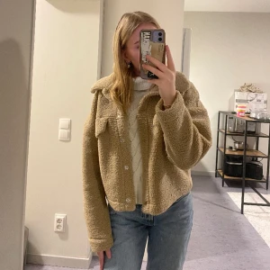 Teddy jacka - Teddy jacka från Gina Tricot i storlek S. Använd ett fåtal gånger.