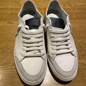 Axel Arigato  - Säljer ett par Axel Arigato skor som är använd Max 4 gånger som då är för små för mig skick 8-10 och är i storlek 45