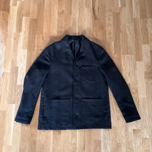 Jacka/kavajliknande  - Vårjacka i kavajliknande material. Köpt för retail: 800kr, säljer nu för 500kr! Skick: 9/10 inga defekter. 