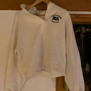 Vit tröja  - Säljer denna fina långärmade tröjan från stradivarius. Den är vitare i verkligheten än på bilden. Storlek M⭐️ Säljer för 200kr. Hör av er om ni har frågor 💗