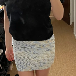 Mönstrig kjol! 🌟 - Här har vi en kort mönstrig kjol!  Så snygg men inte fått användning för den!!🌟