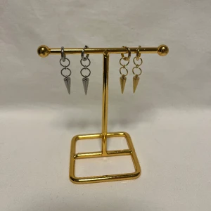 Örhängen  - Super fina örhängen! Finns i guld och silver.  Köp för 99kr/st Eller 179kr/paret. Modell 144  Smyckes ställningen finns även att köpa för 299kr!