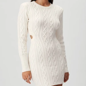 Adoore klänning  - Oanvänd adoore klänning i super fin modell, lapp kvar. Perfekt till sommar/vår. Är öppen för pris förslag, skicka ett meddelande.   Ordinarie pris 1595