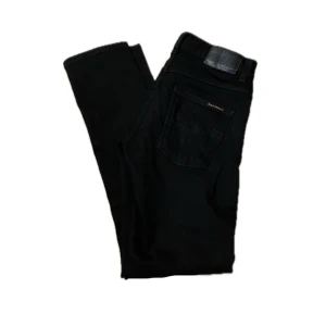 Nudie Jeans Grim Tim - Säljer nu dessa feta Nudie Grim Tim. Storlek 30/32. Skicket är som nytt säljs endast för 549kr