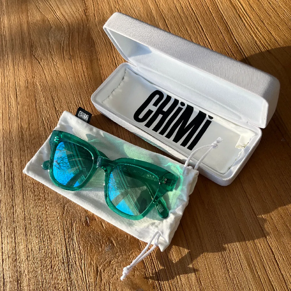 Solglasögon från chimi som inte går att köpa längre. Sparsamt använda🫶 Model #005 i färgen aqua💙 Hårt fodral, förvaringspåse och putsduk ingår (det som syns på bilden). Accessoarer.