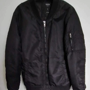 Bomberjacka - En snygg bomberjacka till våren! Stilren och fylld med klass så ska denna bomberjacka få dig en massa tjejer att sitta med och  äta glass