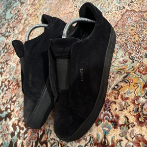 Axel Arigato Clean 360 Laceless black  - Ett par Axel Arigato Clean 360 Laceless  black som är i jättebra skick som jag inte behöver längre 