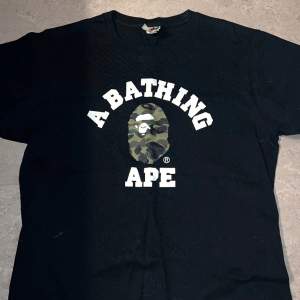 Svart Bape T-shirt i storlek M för män. Skickar bild med den på via dm om det behövs. I nyskick utan defekter. 