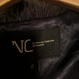 Pälsjacka från Nc Natures Collection DENMARK - Helt ny oanvänd pälsjacka i kanin av märket Nc by Nature's Collection DENMARK. I färgen midnattsblå. Strl 2 ( 32-34).