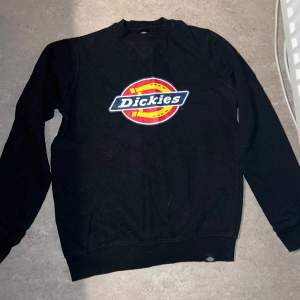 Svart dickies sweatshirt i storlek small för män. Skickar bild med den på om det behövs. I bra skick utan defekter. 