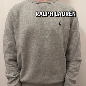 Ralph Lauren tröja slimfit - Snygg Ralph Lauren tröja! Storleken är S, inga defekter. Kontakta om ni har frågor!