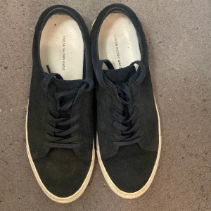 Blå sneakers - Hej! Säljer nu ett par mörkblå Theselius glory days skor som är i ett riktigt bra skick! Det är storlek 42 och jag säljer dem för 400kr