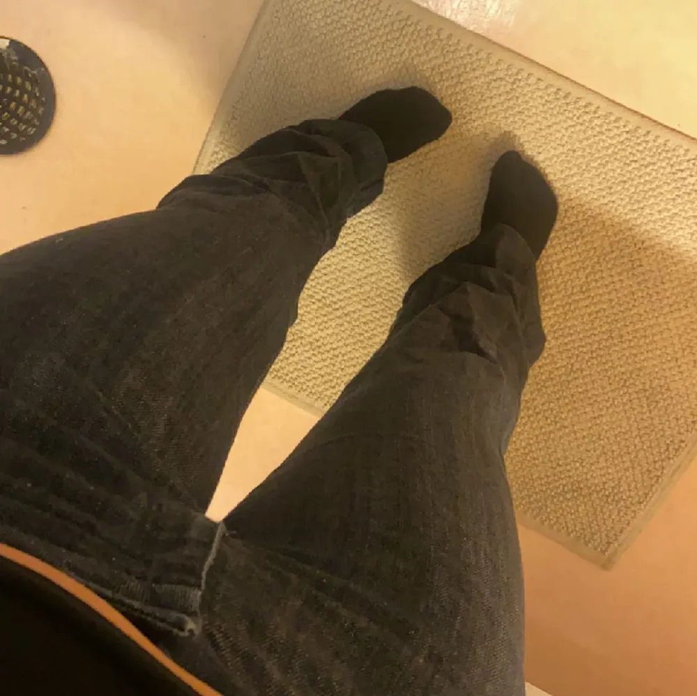 Jag säljer dessa lätte Lågmidjade bootcut jeansen. ❤️kontakta om ni har frågor 🥰 . Jeans & Byxor.