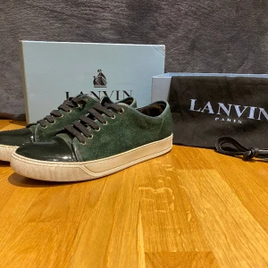 Lanvin skor - Tja säljer dessa grymt feta lanvin skorna i storlek uk 8 som motsvarar 43 ungefär. Dom är i färgen olivgrön som jag själv tycker är väldigt stilren och snygg man får med extra snören och allt og! Hör av dig vid minsta fundering mvh William!