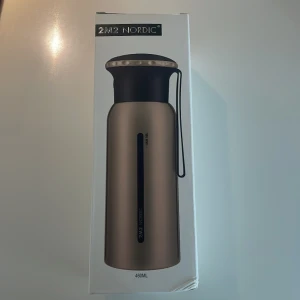 Termos med bluetooth  - Oanvänd termos som håller din dryck varm eller kall. Kopplas med bluetooth. Högt och bra ljud. Stainless steel. Rymmer 460 ml. 