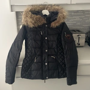 Rockandblue vinterjacka  - Vinterjacka fint skick. Avtagbar päls. Äkta päls. Storlek 36.