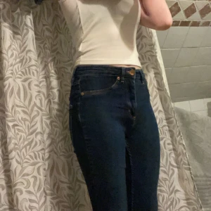 Jätte fina blåa Jeans - Jätte fina oanvända mörk blå jeans Dom har inte kommit till användning då jag aldrig riktigt gillat den färgen