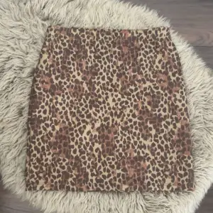 Söt leopard mönstrad kjol, sammet material och inte genomskinlig💘💘