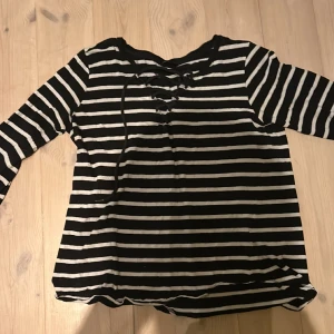 Ursnygg kortärmad randig blus  - Säljer denna fina blus från Gina som inte finns att köpa längre 🩷 inga tecken på användning. Kom privat för fler bilder