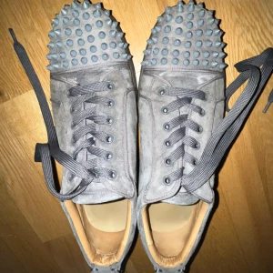 Gråa Christian Louboutin  - Tja, säljer mina Christian Louboutin som är i storlek 43. Skorna är sparsamt använda och i skick 9/10 Tyvär har jag inget kvitto, sams ingen box.