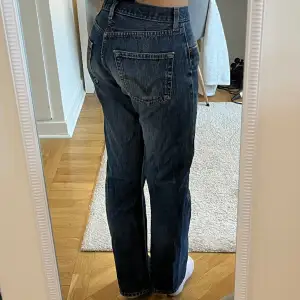 Skitsnygga Levi’s jeans med en ganska rak passform, sitter bra i längden på mig som är 172 🤍Säljer då jag inte får användning för dem längre :/