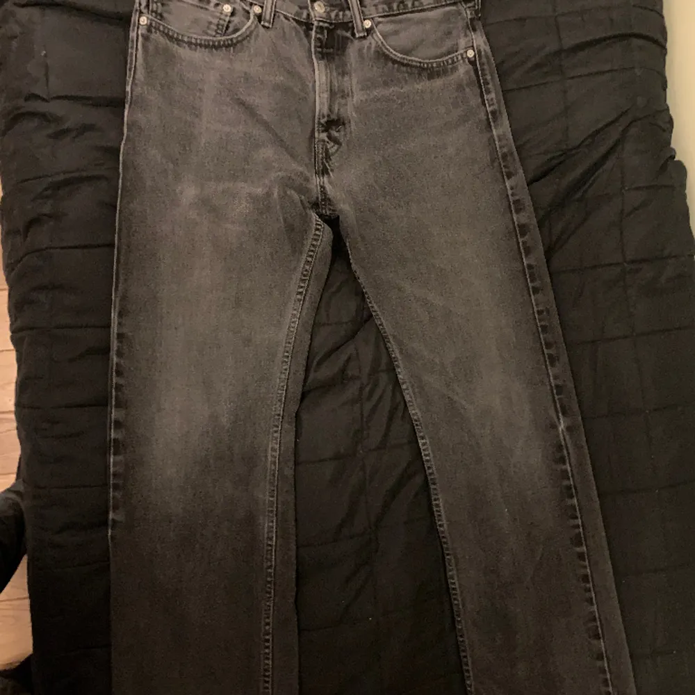 Hej säljer dessa svart Levis 505 i utmärkt skick eftersom de är för små för mig! . Jeans & Byxor.