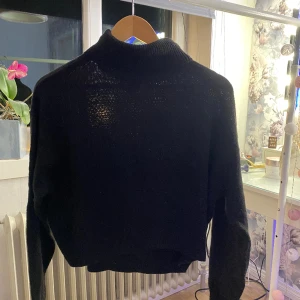 Stickad tröja - En stickad tröja med krage på, den har kommit till användning. Men är i fin skick ändå ☺️