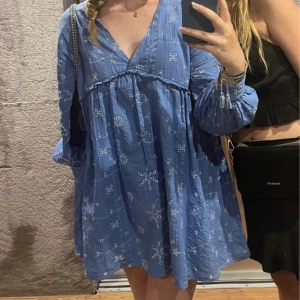 Långärmad klänning - Använd ca 3 gånger💕