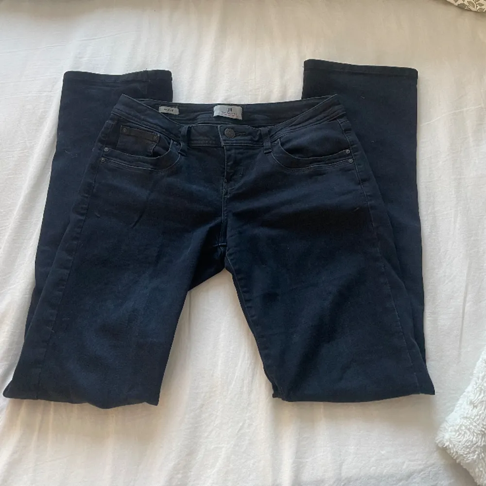 Säljer mina svarta lågmidjade LTB jeans då de inte kommer till användning💕 Använda fåtal gånger! . Jeans & Byxor.