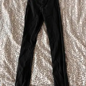 Svarta Molly jeans, synligt använda men inga defekter. Hund finns i hemmet