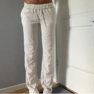 Linnebyxor - Säljer nu mina superfina Noisy May beiga linnebyxor. Säljes då dom inte kommer till användning. Dom är långa i benen, jag är 170. Köpta förra året men använda fåtal gånger. Inga fläckar eller defekter. Strl S/ Längd 32. Perfekta nu till våren/sommaren 💕💕