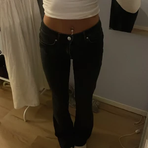 Lågmidjade jeans  - Lågmidjade utsvängda jeans från bikbok, mörkgråa, strl w24 l32, passar XS-S då de är stretchiga, bra skick. Säljer då jag inte använder de så mycket.