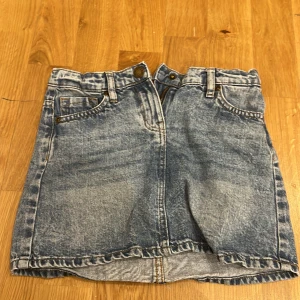 Jätte fin topp/kjol  - Köpte denna på polan o pyret men den blev för liten funkar fint som topp men ej min stil 