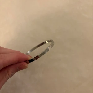 Fint armband - Säljer detta armband, dock inte äkta. Mycket fint skicka aldrig använt då det var för stort på mig! Köparen står för frakt!