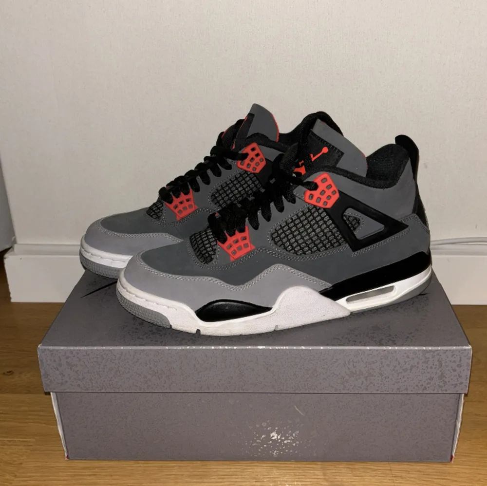 Air Jordan 4 retro ”infrared” i fint skick, använda fåtal gånger. Kontakta för fler bilder.. Skor.