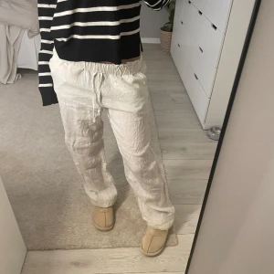 Linnebyxor från arket🫶🏼 - Säljer mina jätte fina linnebyxor från arket, som är perfekta nu till våren/sommaren ny priset är runt 700🫶🏼skulle rekommendera dessa till någon som är under 1,70