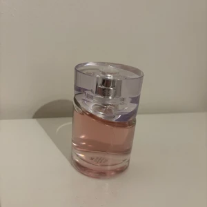 Parfym  - Säljer min Hugo boss parfym på grund av att den inte är min favorit. Den är använd ca 3 sprut vilket gör den näst in till oanvänd. Det är en 75 ml parfym. 🩷