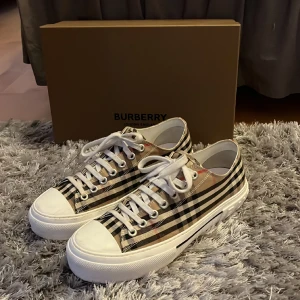 Burberry skor - Jag säljer mina burberry skor då jag inte tyckte dom kom till någon användning. Jag har använt dom ett fåtal gånger. Väldigt bra skick men finns täcken på användning. 