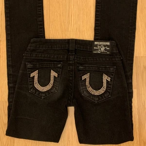 True religion jeans - Svarta jeans från true religion med jättesnygga nitar på fickorna! Kontakta mig för mer bilder eller om du har frågor🩷