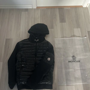 Moncler cardign - Säljer denna riktigt feta Moncler Cardigan den är i nyskick, NFC scannern funkar såklart kan inte Garantera äkthet men skulle nästan till 99% säga att den är äkta, Pågrund av att den har klarat av många Authentic checks och har kommit upp som äkta🌟