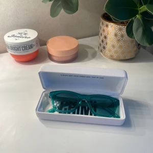 Chimi Aqua #007 - Säljer mina Chimi Aqua #007 pågrund av att dom kommer inte till användning hos mig💞  Dom är i fint skick och är fåtalet använda. Köptes hösten 2022. Saknas dock en box till dom! 