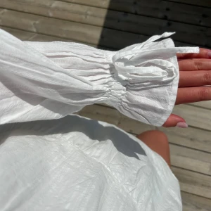 Klänning - Säljer denna vita klänning, perfekt som skolavslutningsklänning eller liknande🌸 skulle säga att den passar både storlek XS,S & M beroende på hur man vill att den ska sitta, skriv för fler bilder eller funderingar🫶🏼